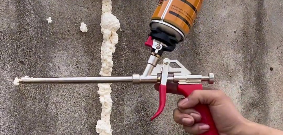 How to Use a Foam Gun?